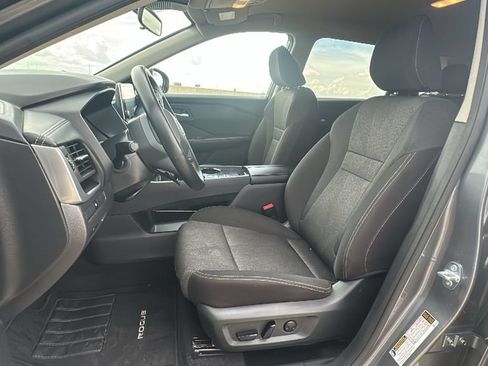 Used 2025 Nissan Rogue SV FWD image 4