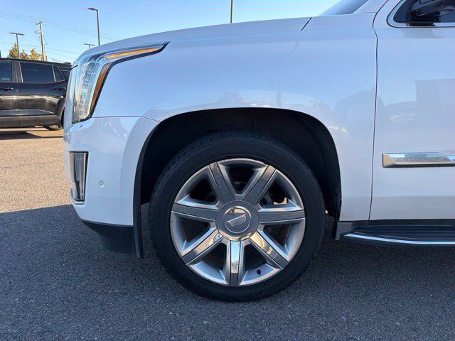 Used 2017 Cadillac Escalade Luxury RWD image 4