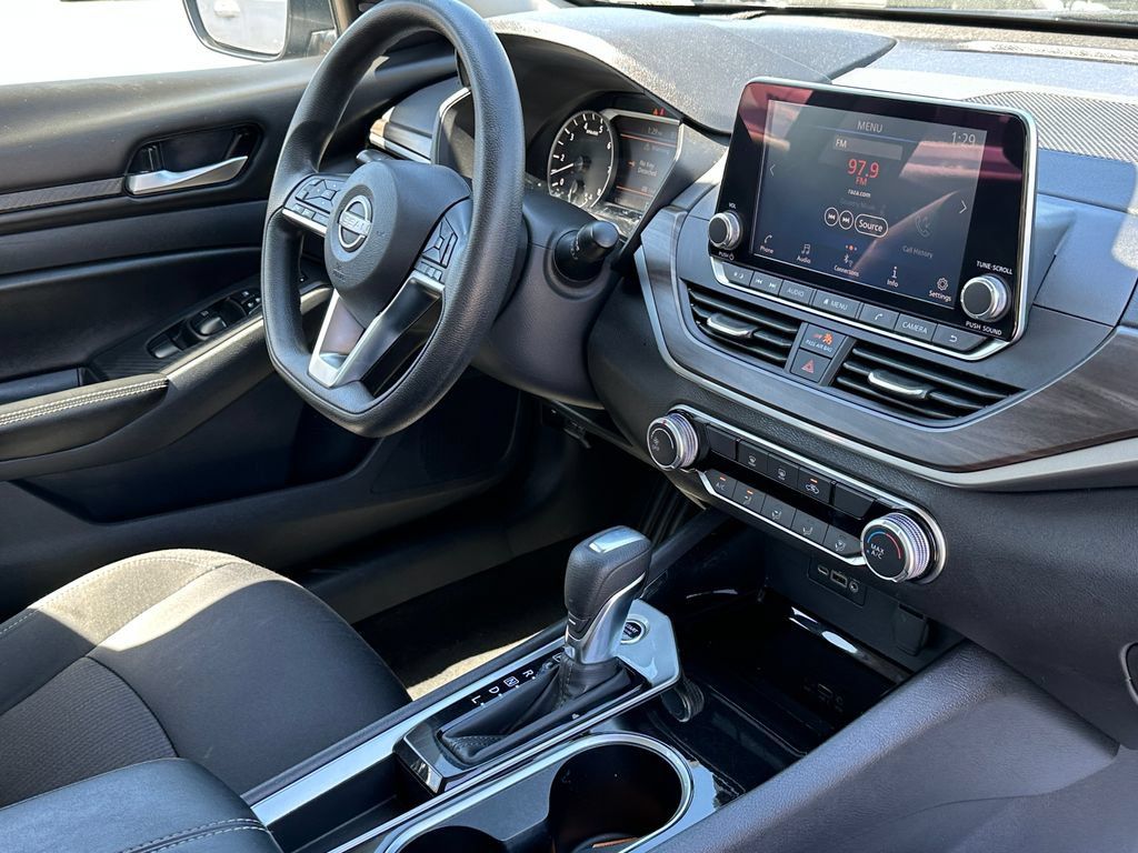 Used 2024 Nissan Altima 2.5 SV FWD image 15