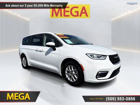 Used 2023 Chrysler Pacifica Touring-L FWD image 3