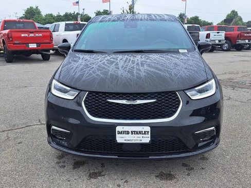 Used 2025 Chrysler Pacifica Select FWD image 4