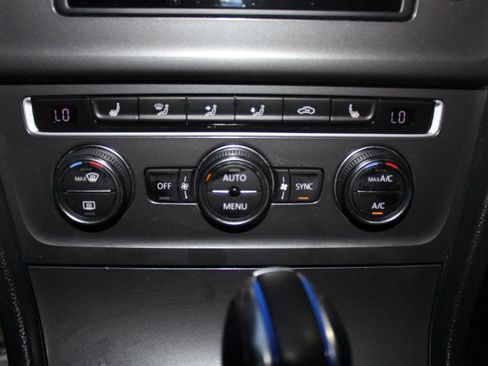 Used 2016 Volkswagen e-Golf SE image 23