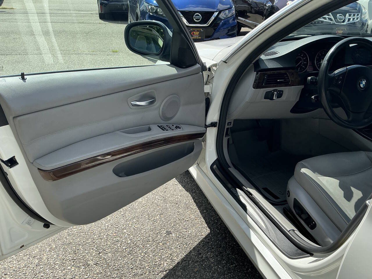 Used 2011 BMW 335i xDrive Sedan AWD/4WD image 18