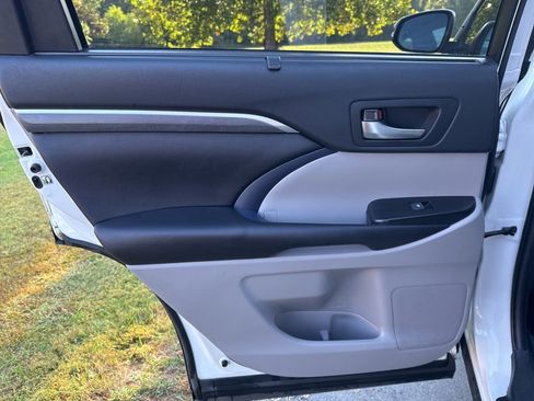 Used 2019 Toyota Highlander Limited image 25