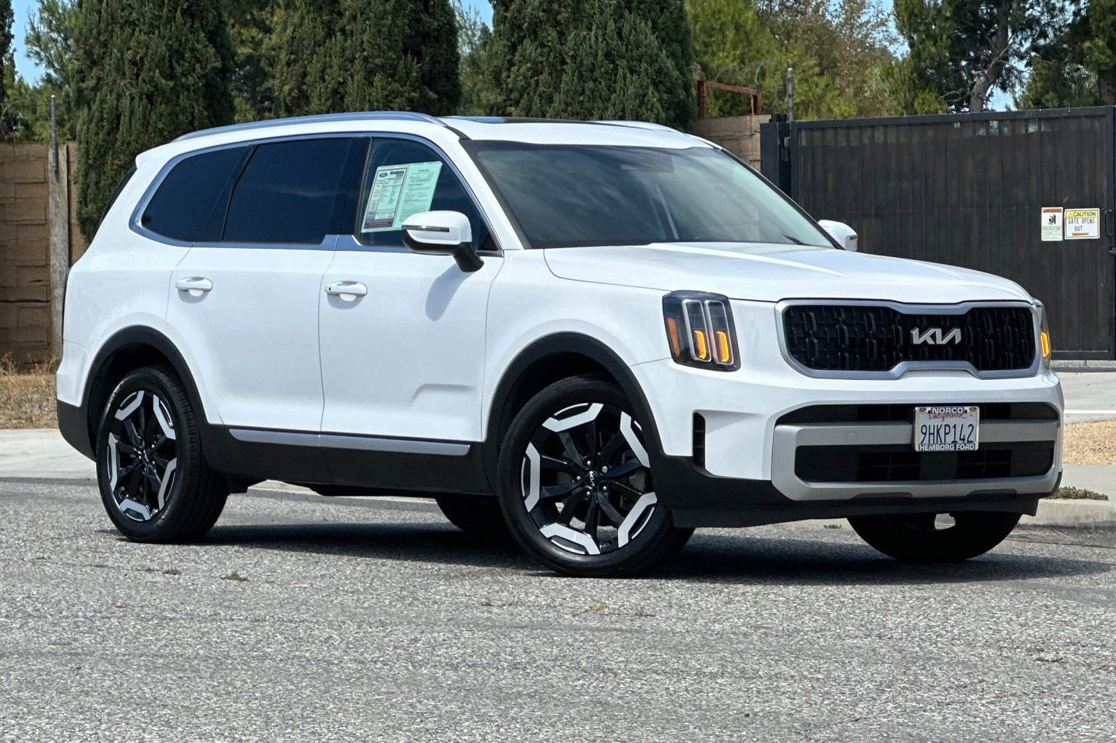Used 2024 Kia Telluride EX w/ EX Captain's Chair Package FWD image 2