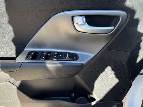 Used 2021 Kia Niro LX image 16