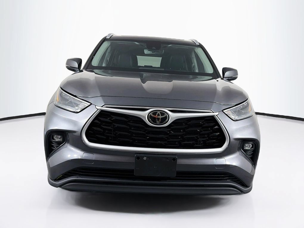 Used 2023 Toyota Highlander XLE FWD image 2