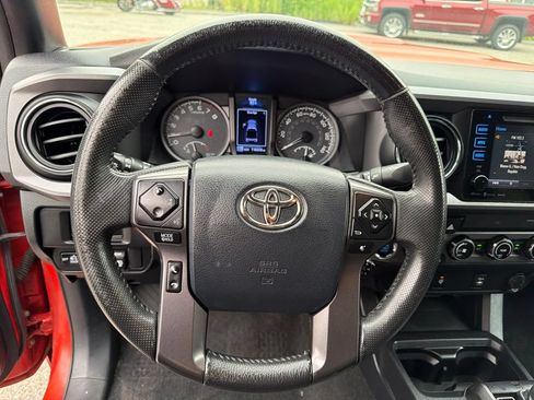 Used 2017 Toyota Tacoma TRD Sport w/ Tow Package (A/T) AWD/4WD image 14