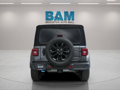 Used 2024 Jeep Wrangler Unlimited Sahara w/ Technology Group AWD/4WD image 6