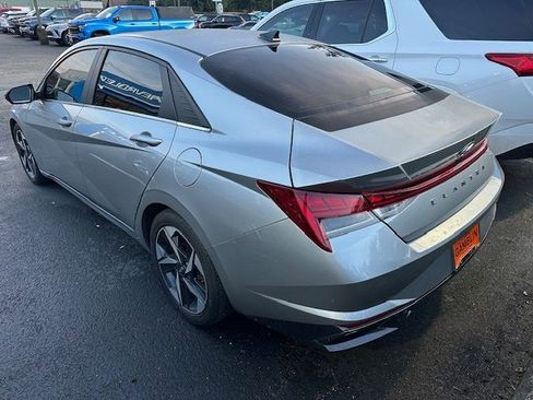 Used 2021 Hyundai Elantra SEL w/ Convenience + Premium Package image 3