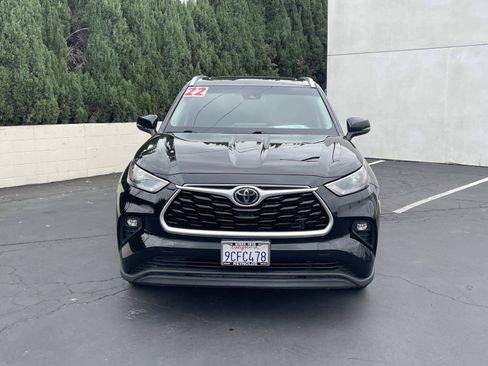 Used 2022 Toyota Highlander XLE FWD image 2