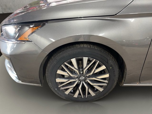 Used 2025 Nissan Altima 2.5 SV FWD image 11