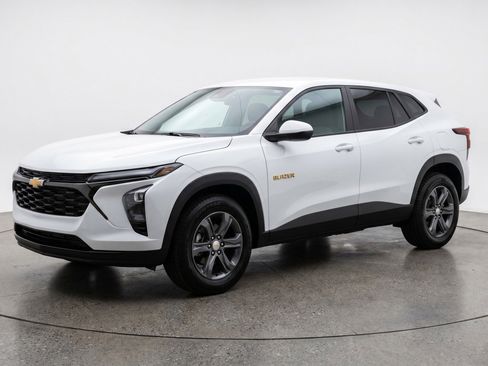 Used 2025 Chevrolet Blazer LT FWD image 3
