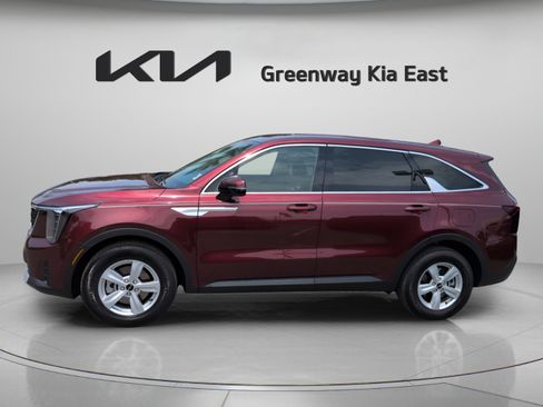 Certified 2025 Kia Sorento LX FWD image 9