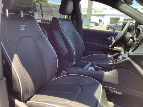 New 2027 Chrysler Pacifica Limited w/ S Appearance Package FWD image 38