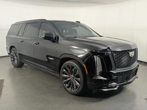 Used 2025 Cadillac Escalade ESV V AWD/4WD image 2