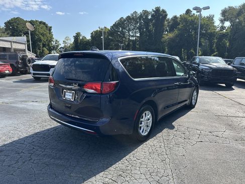 Used 2020 Chrysler Pacifica Touring image 9