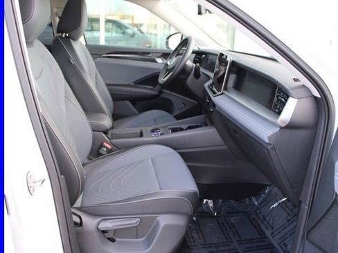 Used 2025 Volkswagen Tiguan SE w/ Panoramic Sunroof Package image 20