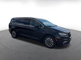Used 2023 Chrysler Pacifica Touring-L FWD video 2