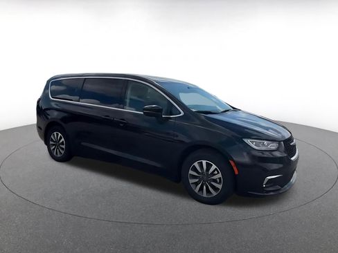 Used 2023 Chrysler Pacifica Touring-L FWD image 2