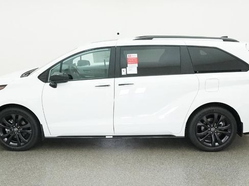 New 2026 Toyota Sienna XSE FWD image 3
