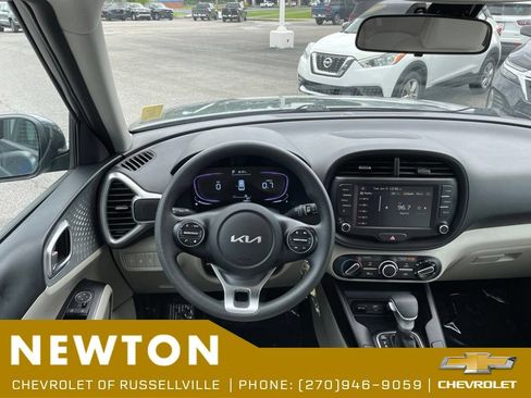 Used 2025 Kia Soul LX w/ LX Technology Package FWD image 21
