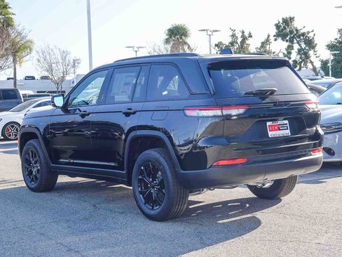 New 2025 Jeep Grand Cherokee Laredo image 6