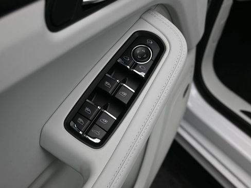 New 2026 Porsche Macan Turbo image 9