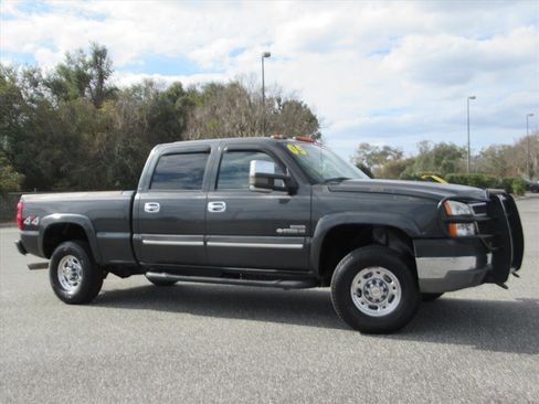 Used 2005 Chevrolet Silverado 2500 LT w/ Heavy-Duty Power Package image 2