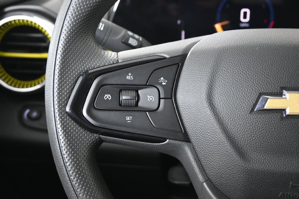 Used 2025 Chevrolet Trax LT FWD image 35