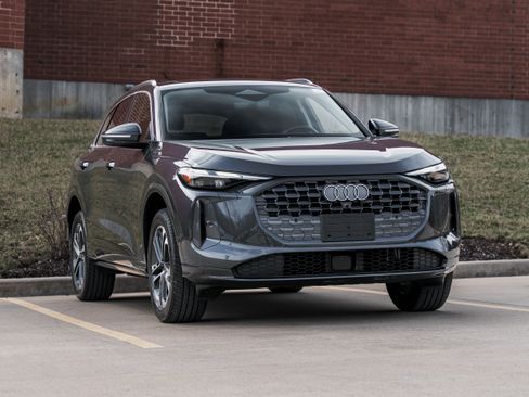 Certified 2025 Audi Q5 Premium w/ Convenience Package image 1