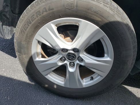 Used 2021 Toyota RAV4 XLE image 6