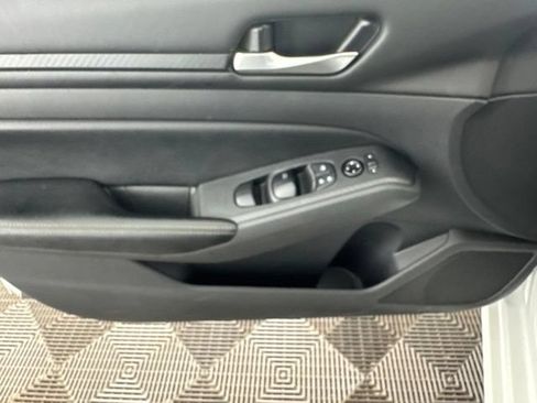 Used 2025 Nissan Altima 2.5 SV FWD image 23
