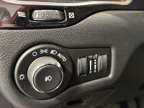 Used 2021 Jeep Cherokee Latitude Plus FWD image 19