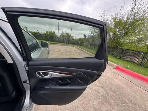 Used 2011 INFINITI M37 w/ Premium Pkg image 29