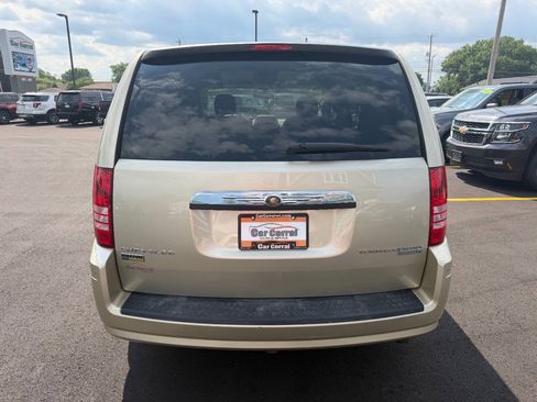 Used 2010 Chrysler Town & Country LX FWD image 4