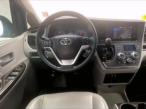 Used 2017 Toyota Sienna XLE Premium w/ Cargo Management Package FWD image 4