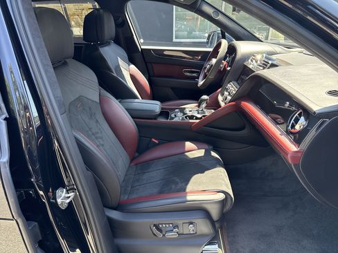 Used 2022 Bentley Bentayga AWD/4WD image 2