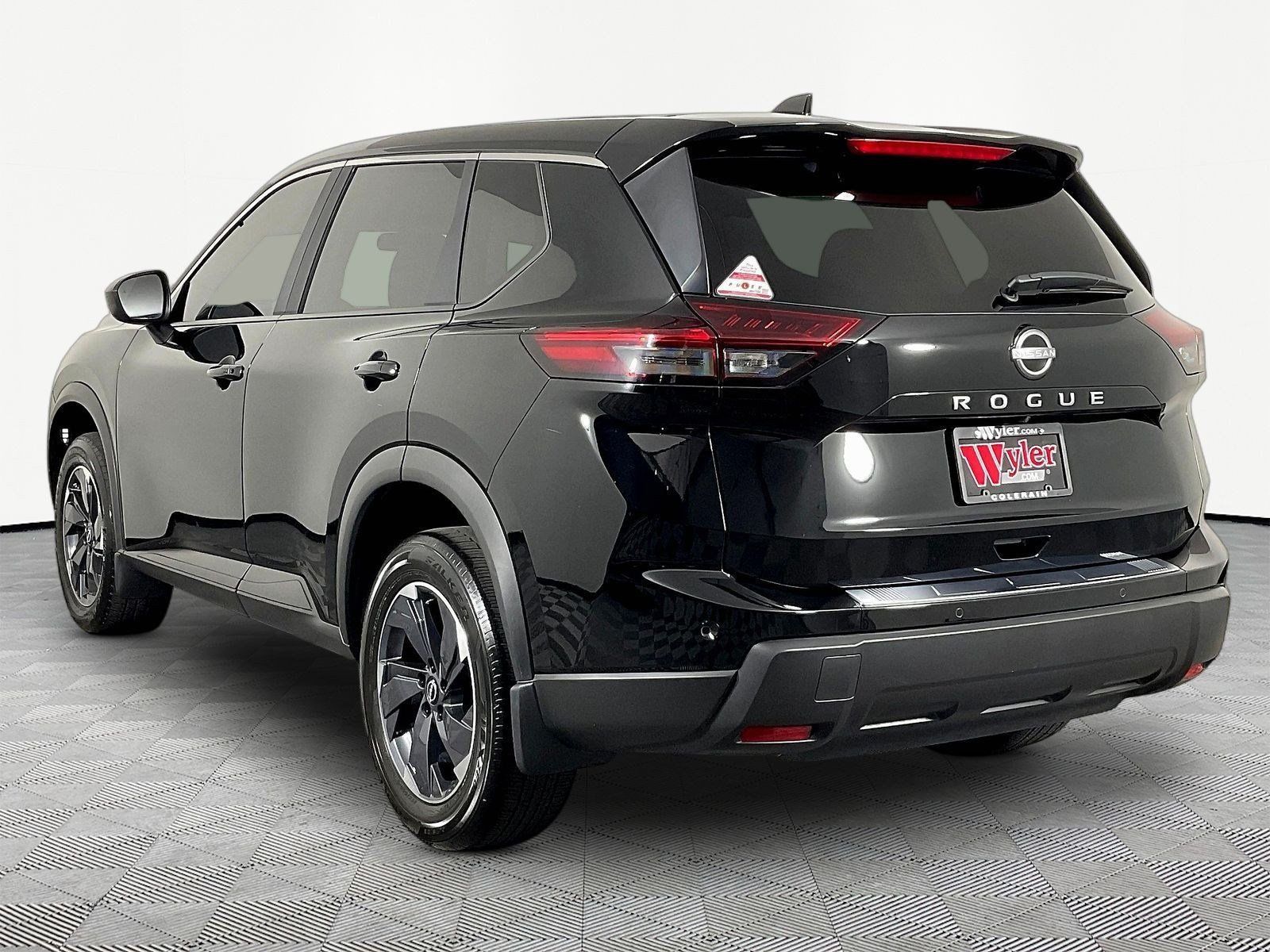 Certified 2026 Nissan Rogue SV FWD image 4