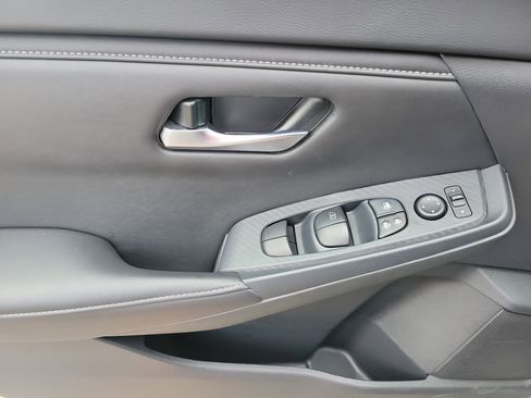 Used 2025 Nissan Sentra SV image 6