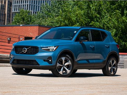 Certified 2024 Volvo XC40 B5 Plus w/ Climate Package AWD/4WD image 1