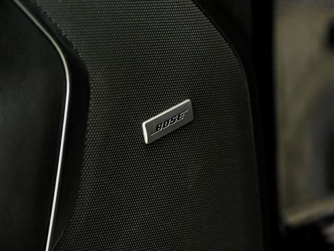 Used 2024 GMC Yukon SLT w/ SLT Premium Package image 9