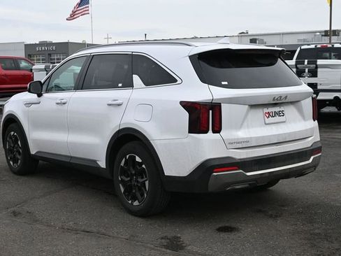 Used 2024 Kia Sorento S image 8