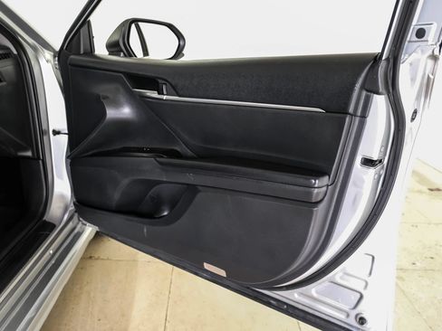 Used 2018 Toyota Camry SE FWD image 37