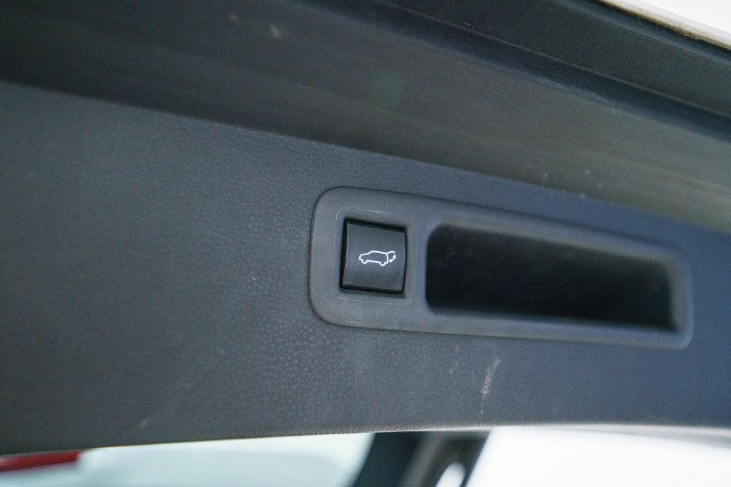 Used 2023 Toyota Highlander LE FWD image 33