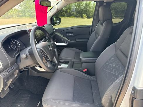 Used 2025 Nissan Frontier SV RWD image 9