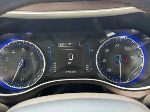Used 2017 Chrysler Pacifica Touring-L w/ Tire & Wheel Group FWD image 24