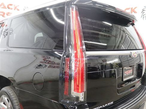 Used 2018 Cadillac Escalade ESV Luxury AWD/4WD image 8