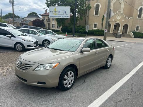 Used 2007 Toyota Camry LE FWD image 2