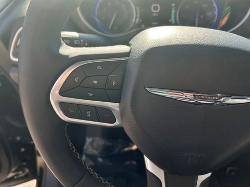 Used 2025 Chrysler Pacifica Select image 22